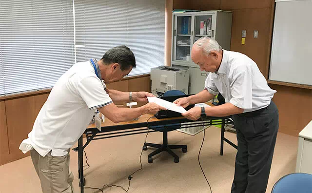 ドローンスクール 修了証授与