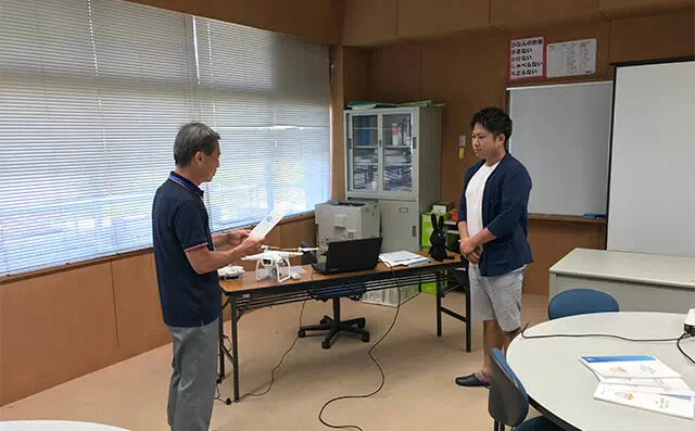 ドローンスクール 修了証授与