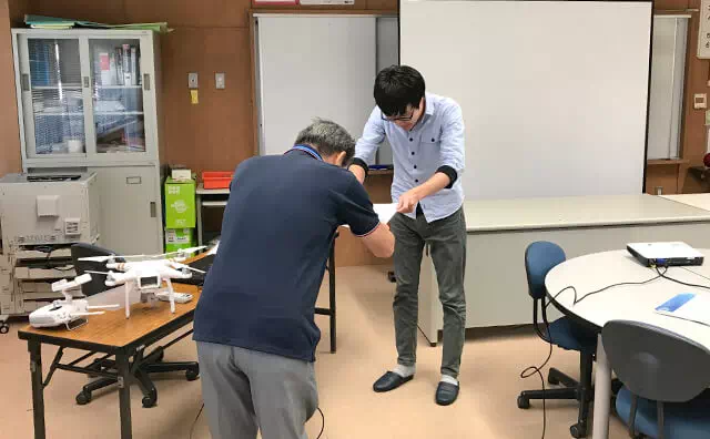 ドローンスクール 修了証授与