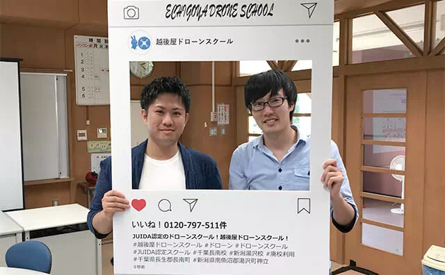 ドローンスクール パネルで記念撮影