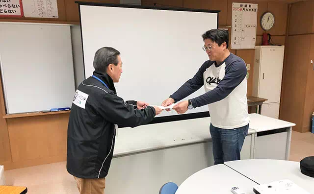 ドローンスクール 修了証授与