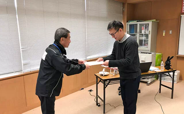 ドローンスクール 修了証授与