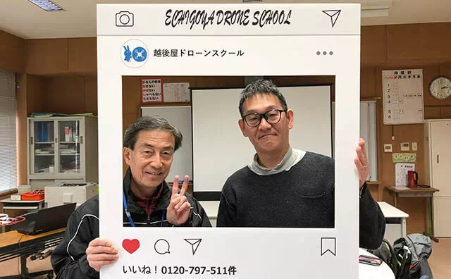 ドローンスクール パネルで記念撮影