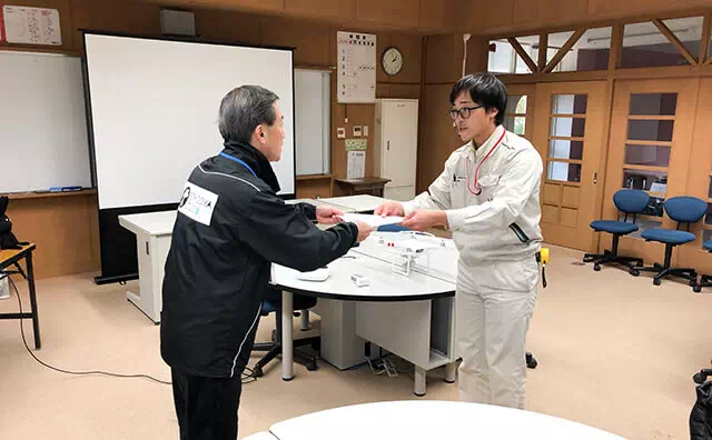 ドローンスクール 修了証授与