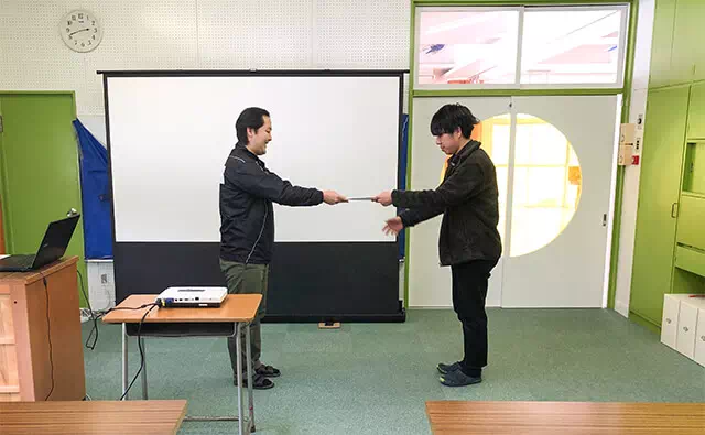 ドローンスクール 修了証授与