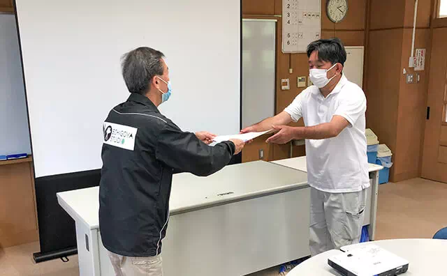 長南東小学校スタジオ 修了証授与